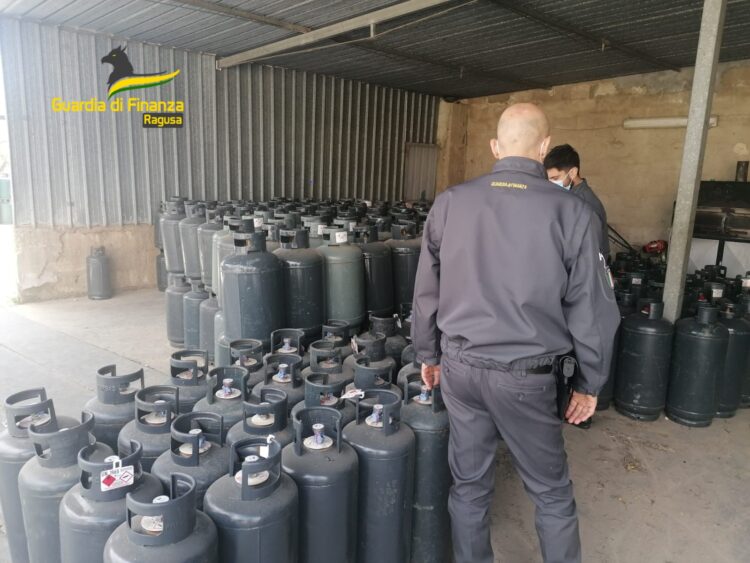 Vittoria: sequestrate oltre mille bombole di GPL