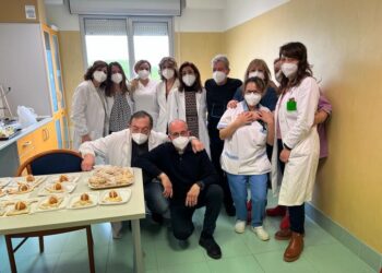 Il filo della cura e le tradizioni pasquali all’hospice di Ragusa