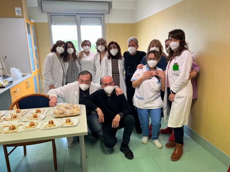 Il filo della cura e le tradizioni pasquali all’hospice di Ragusa