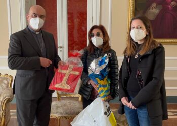 I doni pasquali realizzati da pazienti e operatori dell’Hospice consegnati al Vescovo La Placa