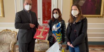 I doni pasquali realizzati da pazienti e operatori dell’Hospice consegnati al Vescovo La Placa