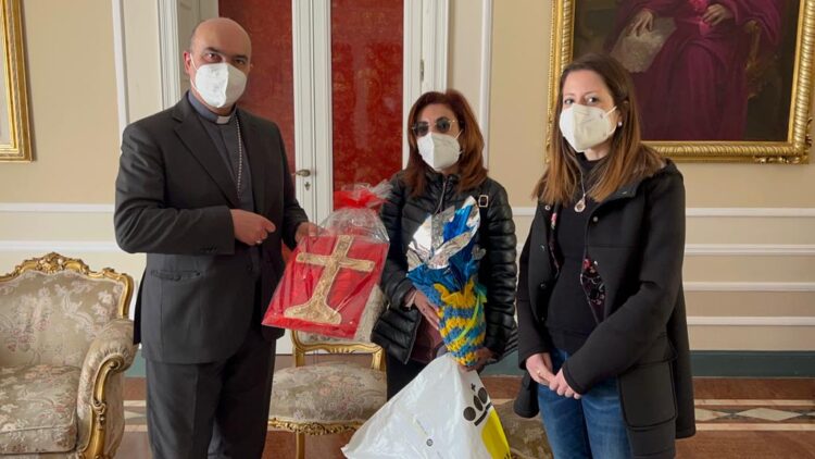 I doni pasquali realizzati da pazienti e operatori dell’Hospice consegnati al Vescovo La Placa