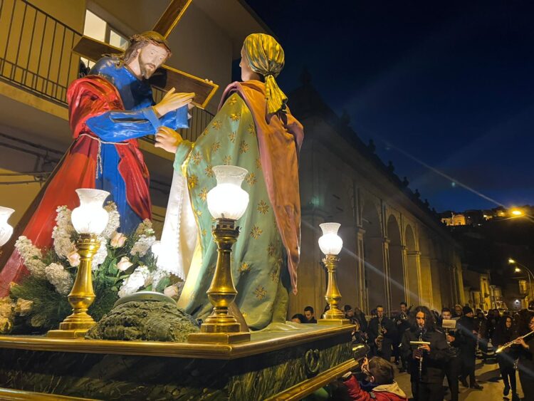 L’ultima processione delle confraternite per le vie di Ibla. Oggi al Duomo il “Quarantore”
