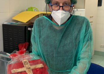 Una croce con rose e perle realizzata dai sanitari sarà donata al Vescovo