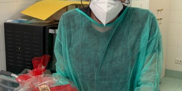 Una croce con rose e perle realizzata dai sanitari sarà donata al Vescovo