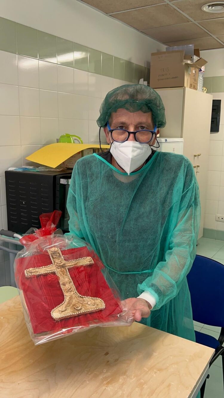 Una croce con rose e perle realizzata dai sanitari sarà donata al Vescovo
