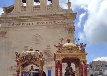 Storico momento a Monterosso con la processione conginuta dei due Patroni