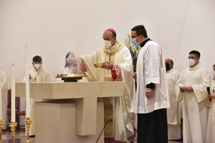 Il vescovo La Placa ha officiato la cerimonia di dedicazione dell’altare e della chiesa a Maria Santissima Nunziata