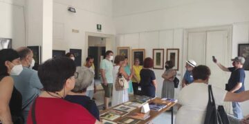 I pazienti del Centro Diurno di Modica in visita alla mostra del pittore Salvatore Fratantonio:  “Nella cura non si tratta, dunque, solo di sintomi, ma di arte, di vita”