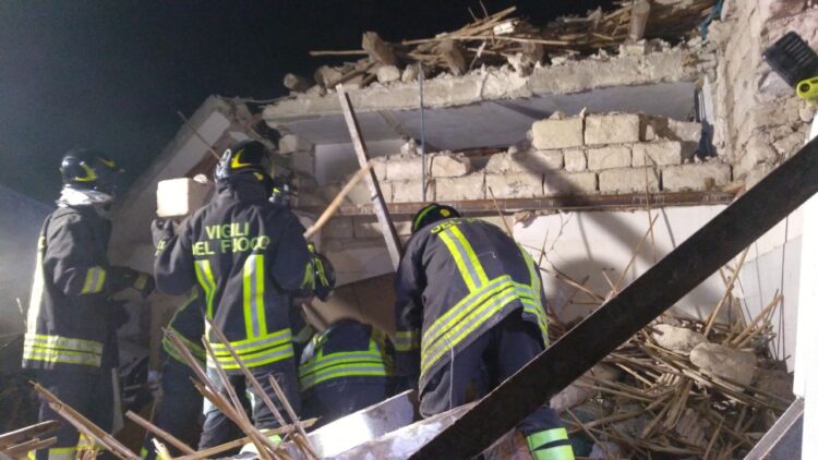 Esplode una bombola, crolla una palazzina in C.da Fiumara, Scicli. Un morto