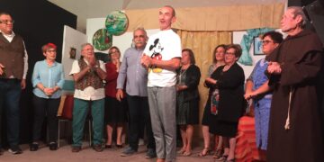 Acate: la compagnia teatrale “Evergreen” di Chiaramonte ha presentato la commedia “T’aspiettu m’pararisu”
