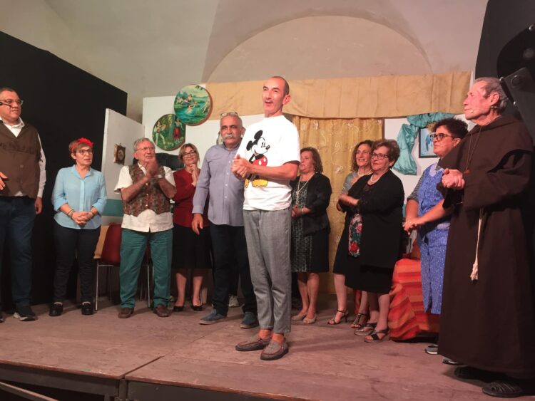 Acate: la compagnia teatrale “Evergreen” di Chiaramonte ha presentato la commedia “T’aspiettu m’pararisu”