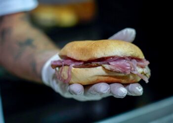 L’allevatore di suino nero dei Nebrodi Giuseppe Oriti, re dello street food, premiato al Messina Street Food Fest