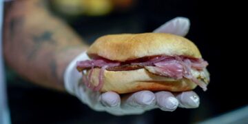 L’allevatore di suino nero dei Nebrodi Giuseppe Oriti, re dello street food, premiato al Messina Street Food Fest