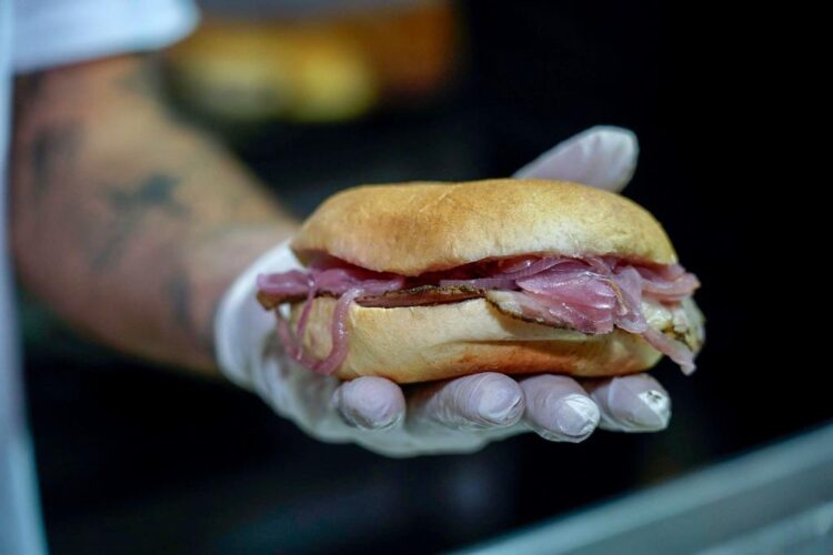 L’allevatore di suino nero dei Nebrodi Giuseppe Oriti, re dello street food, premiato al Messina Street Food Fest
