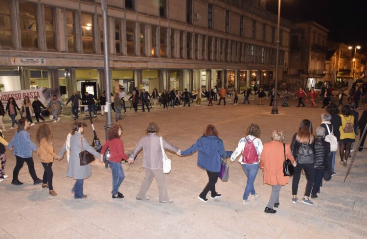 L’abbraccio di Ragusa in ricordo di Maria Zarba e Mahsa Amini