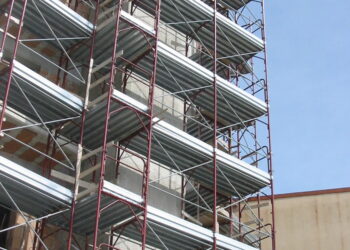 Arrestato dalla Polizia. Con un complice aveva sottratto parti di un ponteggio edile da un cantiere di Ragusa per poi darsi alla fuga