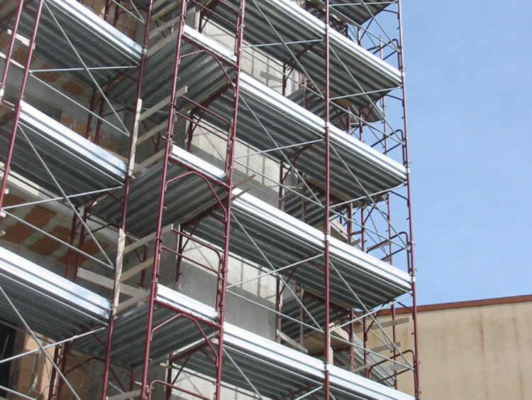 Arrestato dalla Polizia. Con un complice aveva sottratto parti di un ponteggio edile da un cantiere di Ragusa per poi darsi alla fuga