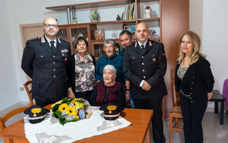 Modica, sorpresa per nonna Giorgia: festeggiati i 100 anni insieme ai carabinieri