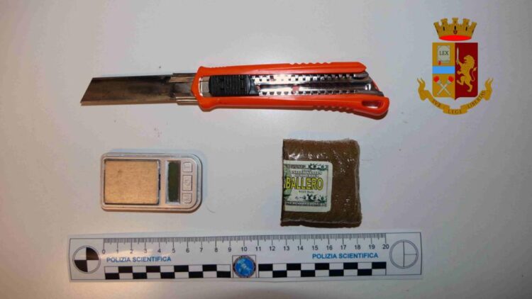 Vittoria. La Polizia di Stato arresta un soggetto sorpreso a spacciare in Piazza Manin