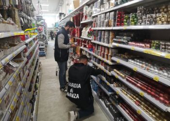 Vittoria: sequestrati 18 mila articoli non sicuri di Natale. Scoperti anche 6 lavoratori in nero