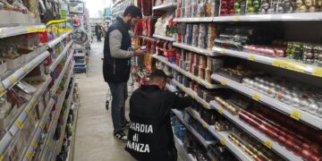 Vittoria: sequestrati 18 mila articoli non sicuri di Natale. Scoperti anche 6 lavoratori in nero