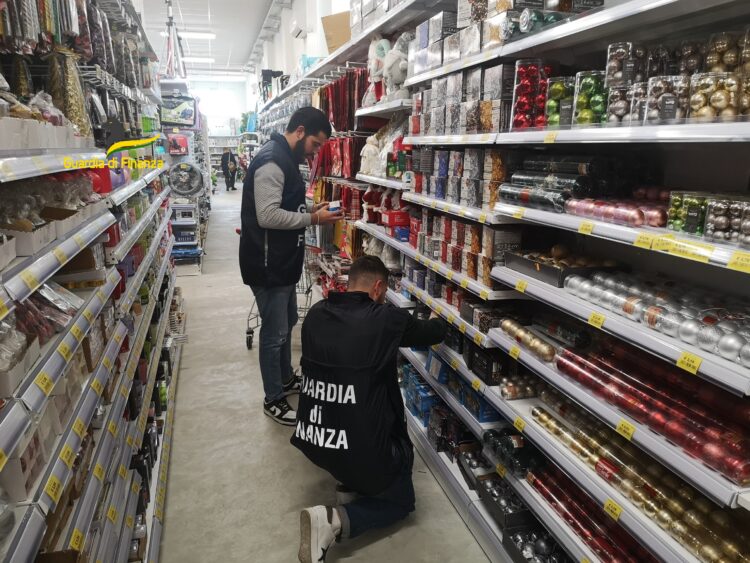 Vittoria: sequestrati 18 mila articoli non sicuri di Natale. Scoperti anche 6 lavoratori in nero