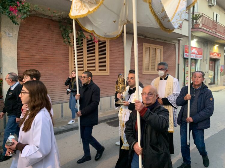 Il reliquiario della Madonna delle Lacrime di Siracusa accolto a Giarratana