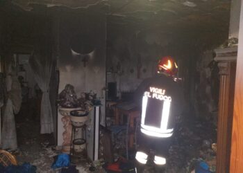 Incendio in un appartamento di Modica, intossicata un’anziana