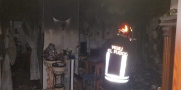 Incendio in un appartamento di Modica, intossicata un’anziana