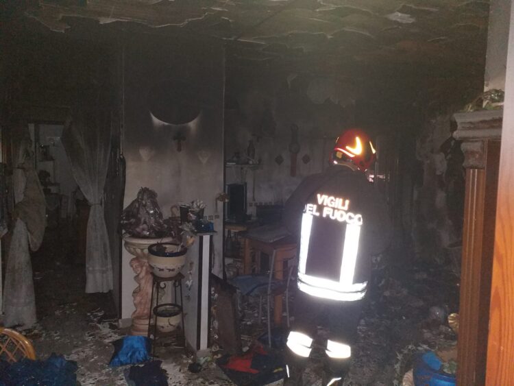 Incendio in un appartamento di Modica, intossicata un’anziana