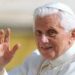 Continua l’omaggio dei fedeli, il corpo di Papa Benedetto XVI esposto a San Pietro