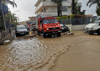 Ciclone, interventi dei vigili del fuoco a Comiso, salvato un uomo rimasto in panne