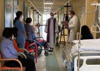 Messa per la pace al reparto dialisi e via Crucis all’Hospice di Ragusa