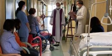 Messa per la pace al reparto dialisi e via Crucis all’Hospice di Ragusa