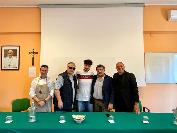 Giuseppe Oriti, vincitore del Messina Street Food Fest, dona il suo premio a uno studente meritevole