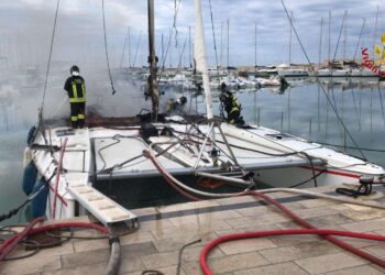 A Fuoco un catamarano ormeggiato al Porto di Marina
