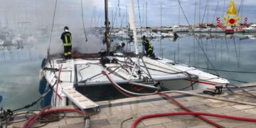 A Fuoco un catamarano ormeggiato al Porto di Marina