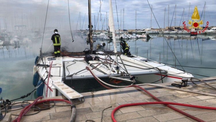 A Fuoco un catamarano ormeggiato al Porto di Marina