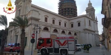 Maltempo a Comiso: i vigili del fuoco mettono in sicurezza la cupola dell’Annunziata