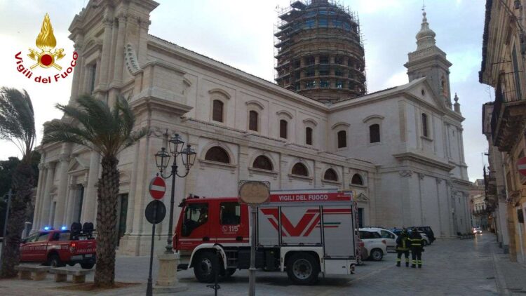Maltempo a Comiso: i vigili del fuoco mettono in sicurezza la cupola dell’Annunziata
