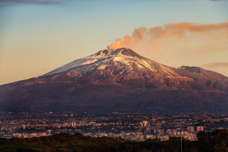 Pioggia di cenere lavica su Catania: disagi all’aeroporto Vincenzo Bellini