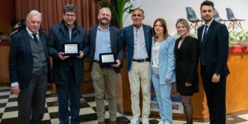 Aureum School a Vittoria. Gli studenti interrogano la sanità. Premiati tre operatori sanitari