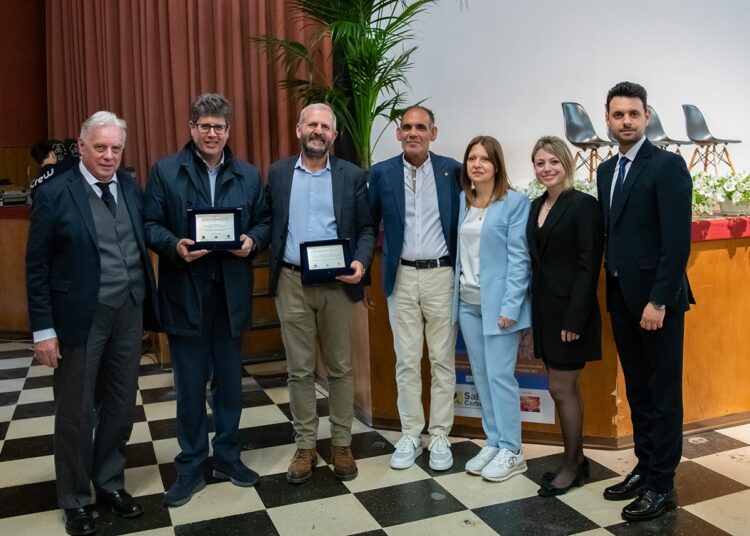 Aureum School a Vittoria. Gli studenti interrogano la sanità. Premiati tre operatori sanitari