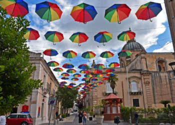 Il centro storico di Ragusa si colora di arcobaleno grazie all’installazione degli ombrelli sospesi