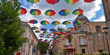 Il centro storico di Ragusa si colora di arcobaleno grazie all’installazione degli ombrelli sospesi
