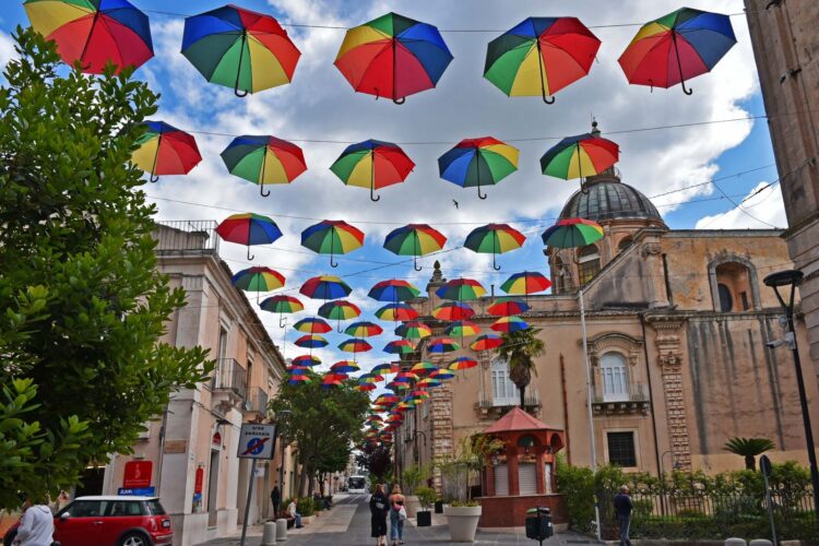 Il centro storico di Ragusa si colora di arcobaleno grazie all’installazione degli ombrelli sospesi
