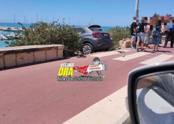 Auto finisce sulla pista ciclabile di Marina e sfonda muro: nessun ferito