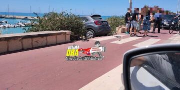 Auto finisce sulla pista ciclabile di Marina e sfonda muro: nessun ferito