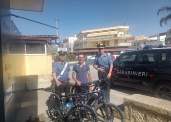 Furto in negozio di bici a Santa Croce: i Carabinieri denunciano i presunti responsabili e restituiscono tre biciclette al proprietario